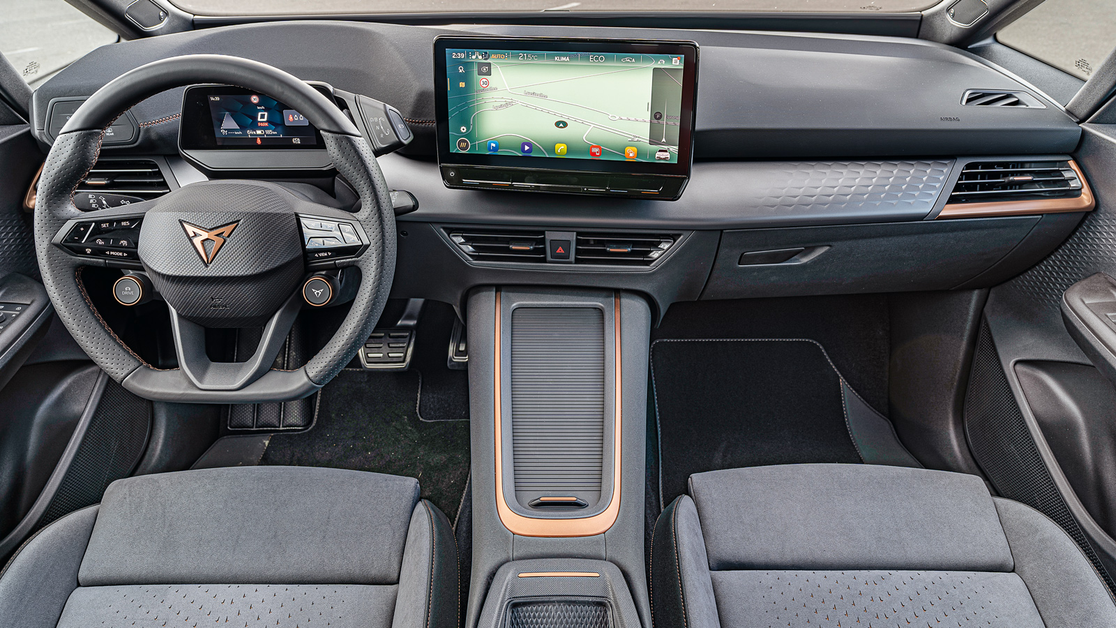 Full High-Tech εσωτερικό με την 12αρα οθόνη στη μέση του ταμπλό να ξεχωρίζει 